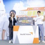 台灣世界展望會李紹齡會長左與第34屆飢餓三十代言人林柏宏共同呼籲大家響應飢餓三十，翻轉危「飢，救要現在！台灣世界展望會提供