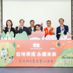 圖三黑松教育基金會董事長張斌堂左三邀學生與環保署副署長王雅玢、考試院院長黃榮村、教育部政務次長林明裕右二、桃園市教育局局長劉仲成右一共同完成儀式。