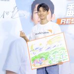 林柏宏分享在當地以畫畫送給孩子的祝福：「我畫了滿滿的綠地、漂亮的房子、夠他們玩的足球和夠讀的書，還有一顆大大的流星，但願他們許下的心願都成真。」台灣世界展望會提供